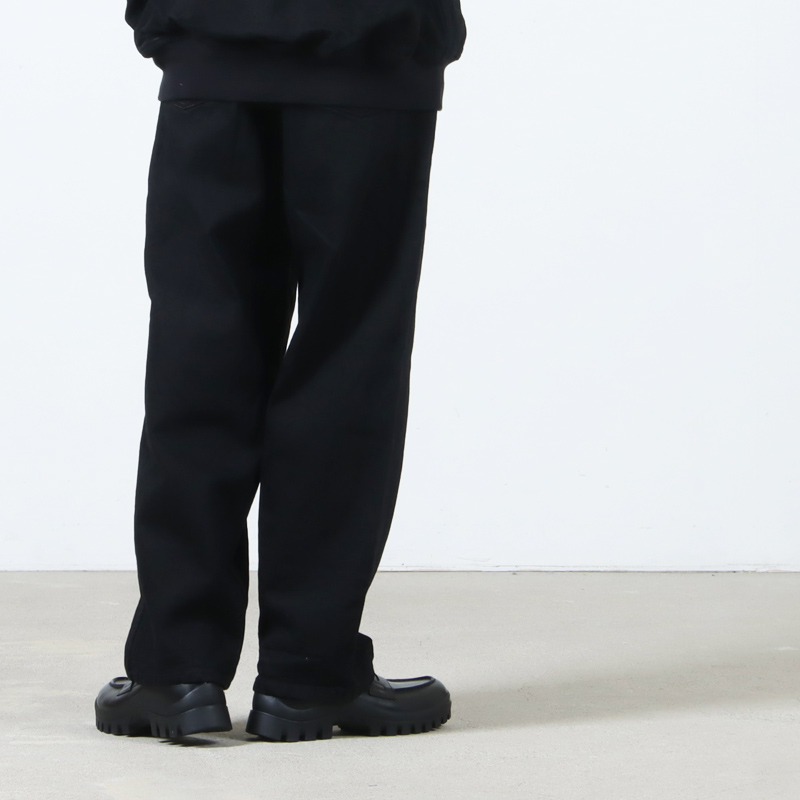 COMOLI (コモリ) ブラックデニム ベルテッドパンツ