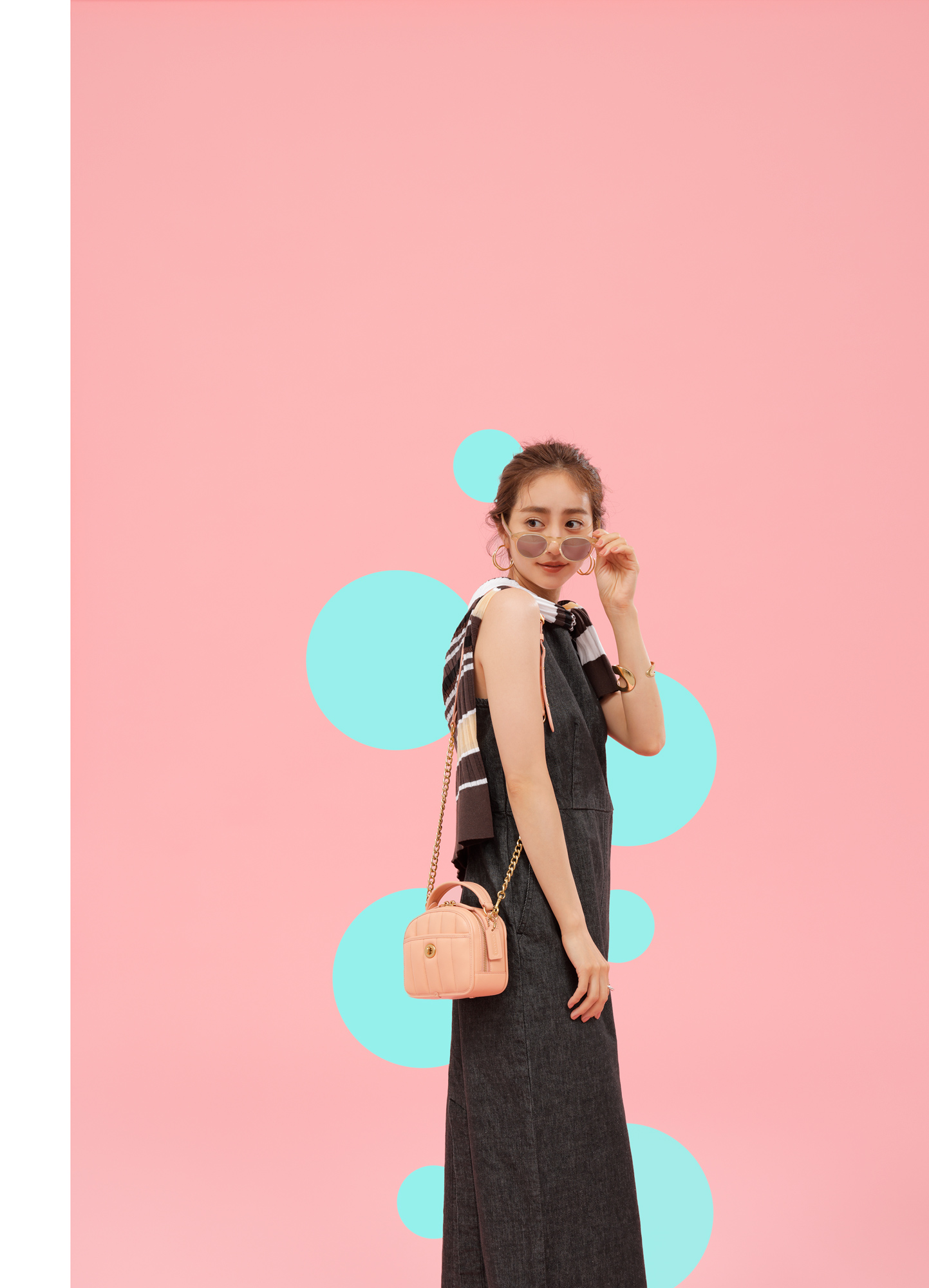 サーモンピンクに心ときめく♡ コーチの新バッグで夏コーデを