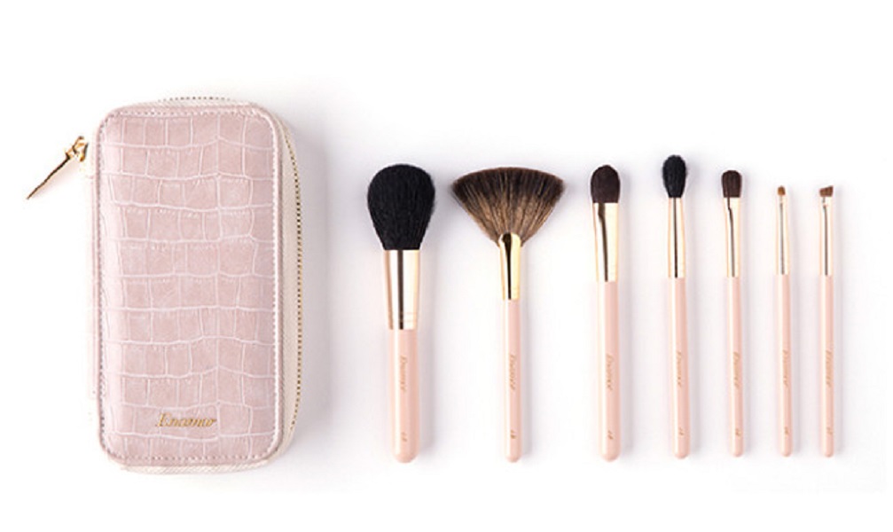 かじえりさんのブランドがついに始動！ セルフメイクも“プロ級”に