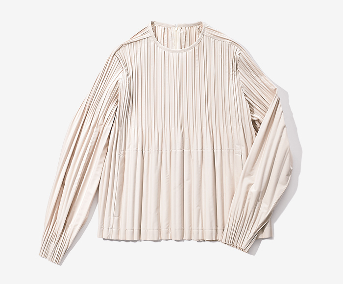 軽くてシワになりにくい〈プリーツ プリーズ イッセイ ミヤケ〉の