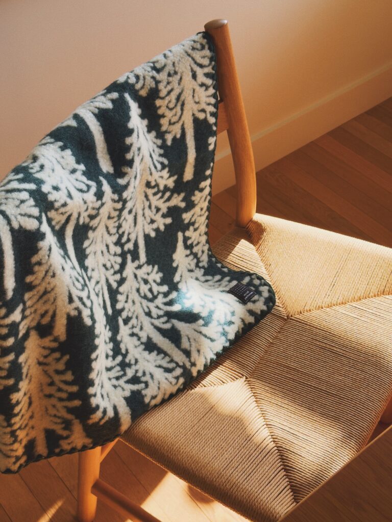 終了しました】最新号「部屋と心を、整える」より、〈ミナ ペルホネン