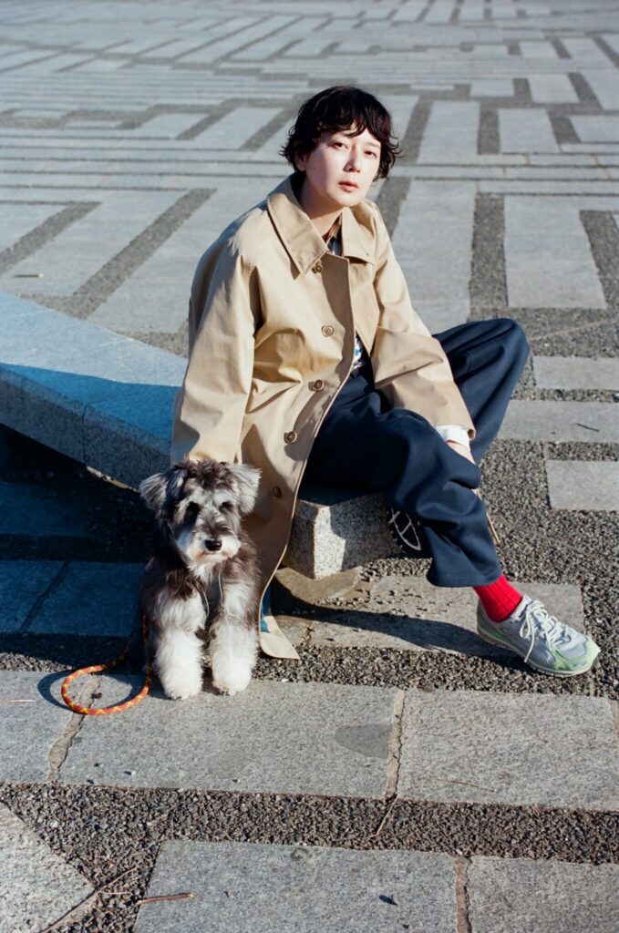 菊池亜希子と、〈ナナミカ〉のバルマカンコート。 | Article