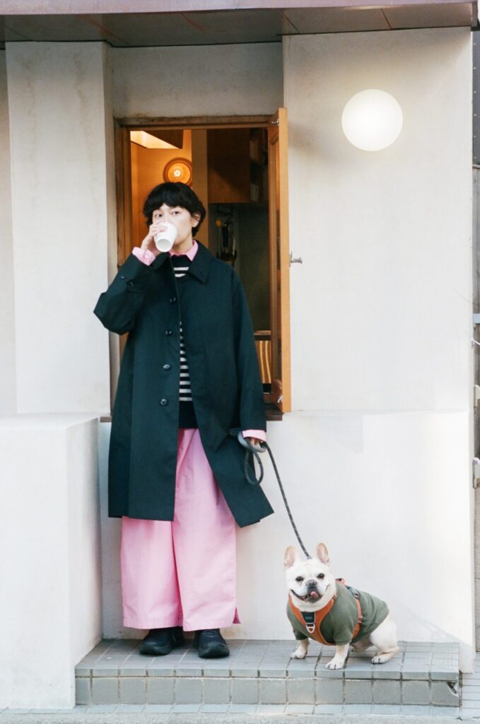 菊池亜希子と、〈ナナミカ〉のバルマカンコート。 | Article
