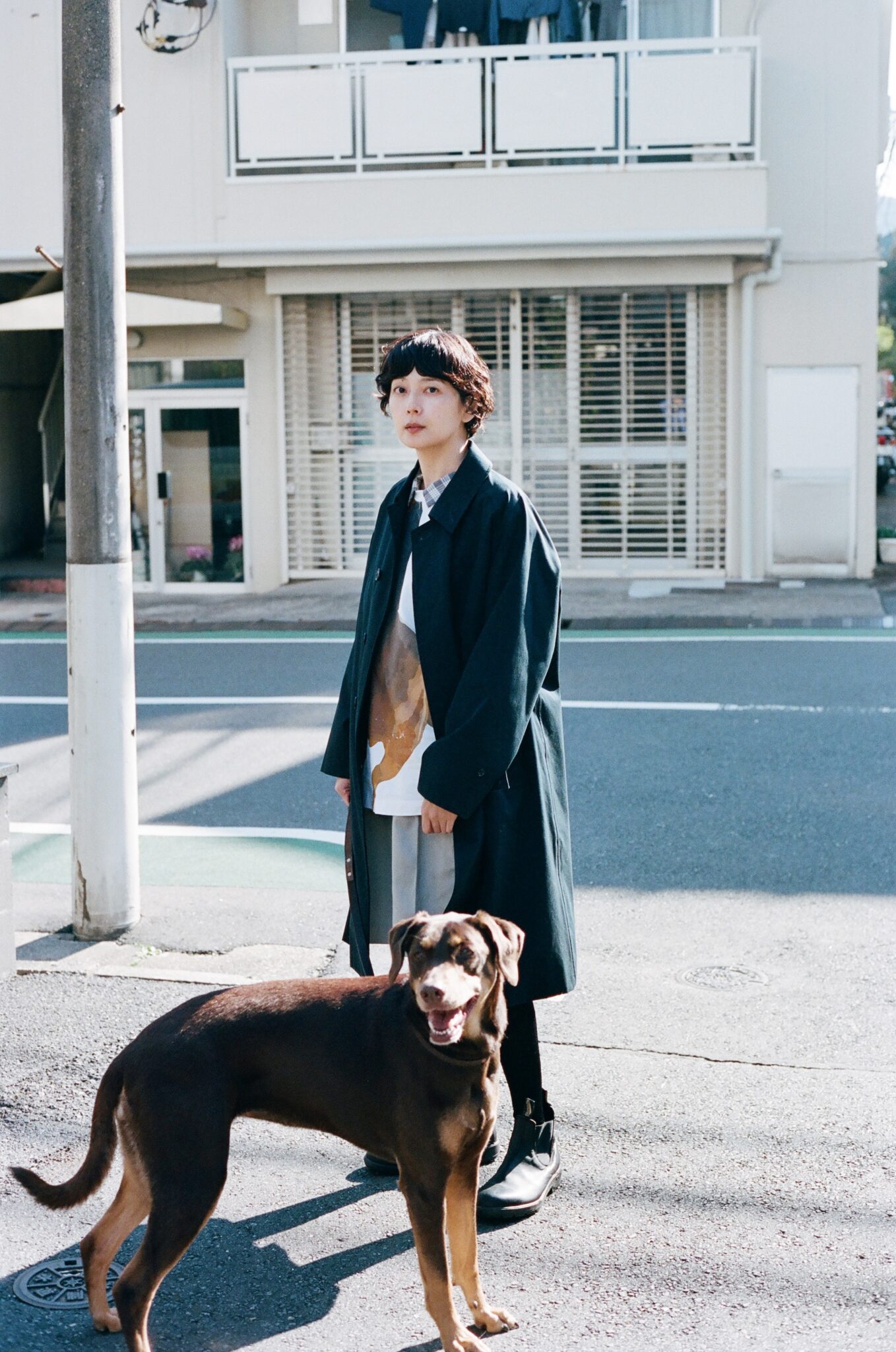 菊池亜希子と、〈ナナミカ〉のバルマカンコート。 | Article