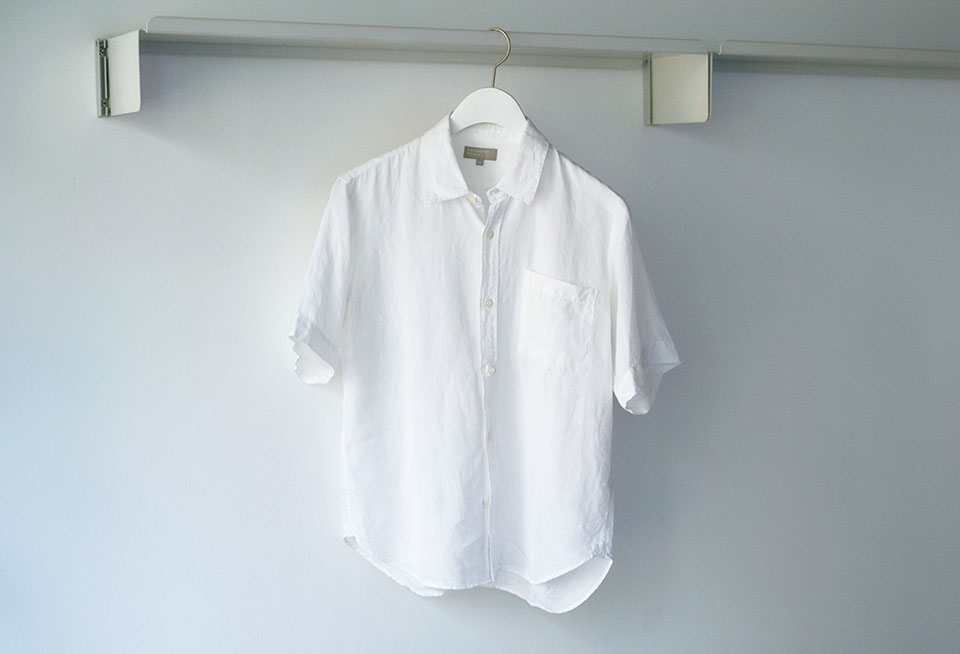 & Essential Things 〈マーガレット・ハウエル〉のリネンシャツ