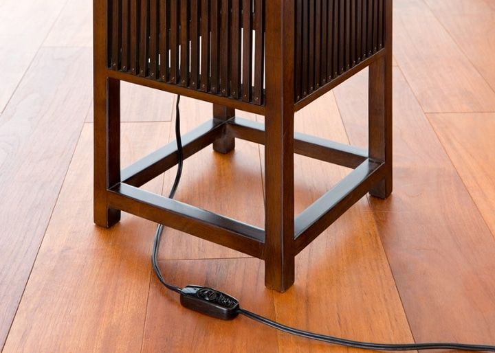 バンブー・フロアーランプ～シェードの繊細なスリットとバンブー素材が