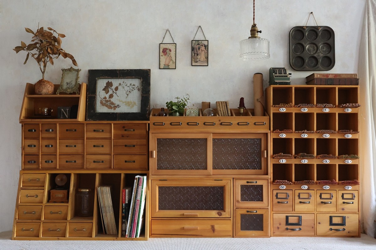 レトロなベゴニアガラス引き戸の昔ながらの木製収納キャビネット防塵