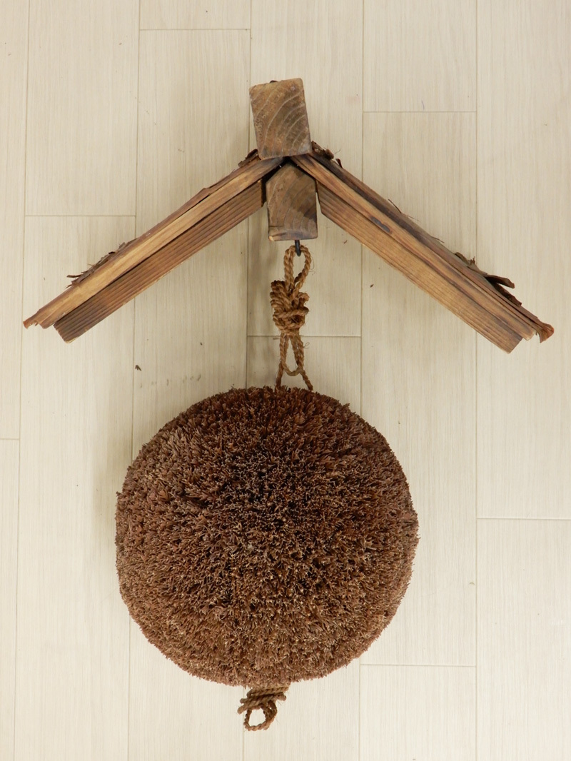 杉玉 直径約33cm 屋根付き 杉玉 直径約33cm 屋根(白木作り）付き 杉