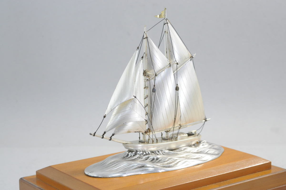 金属製 小型帆船模型 帆船 ヨット木枠ガラスケース入り 金属製 小型