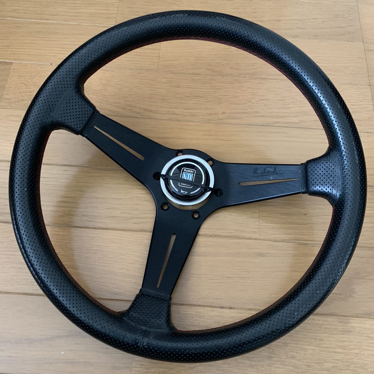 NARDIディープコーン350mmパンチングレザー NARDI ナルディ ディープ