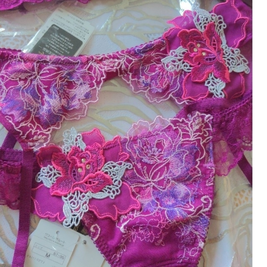 Wacoal - saluteサルート店舗限定39♡G70＆ガーター＆ソングTバック