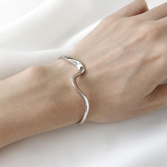 Ameri VINTAGE - 再販【シルバー】シンプルなウェーブ バングルの通販