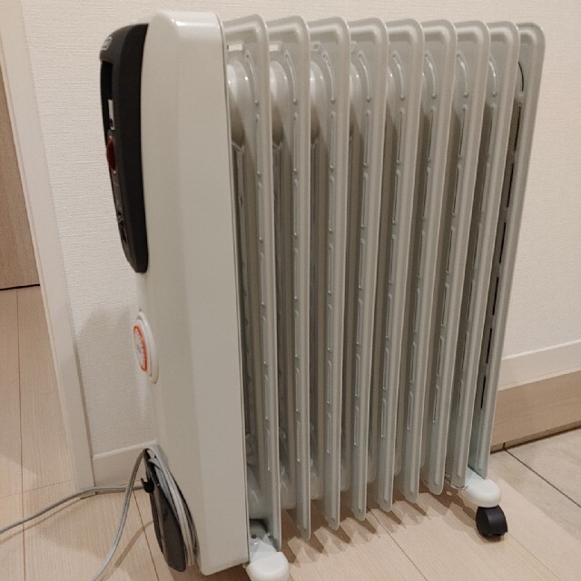 DeLonghi - 1カ所凹みあり デロンギ オイルヒーター H771015EFSN-BKの