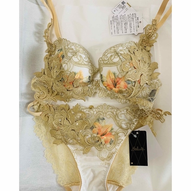 Wacoalサルート82プレステージC65ブラ&ショーツM