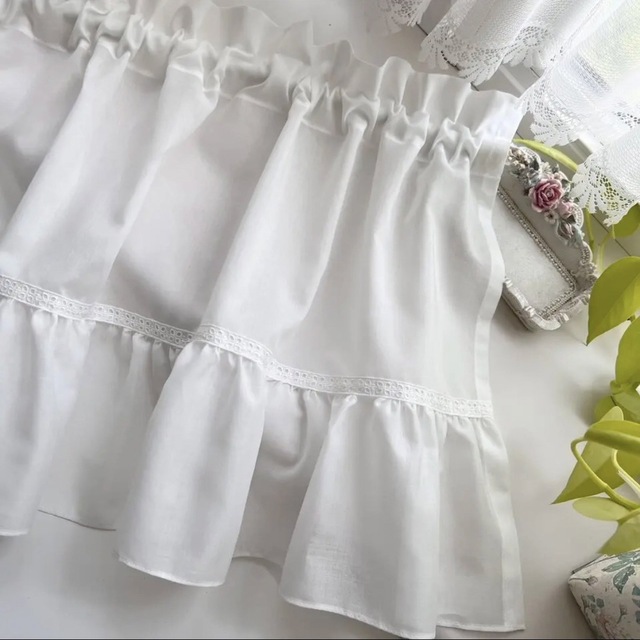 オフホワイト フリル カフェカーテンの通販 by EMI's Garden｜ラクマ