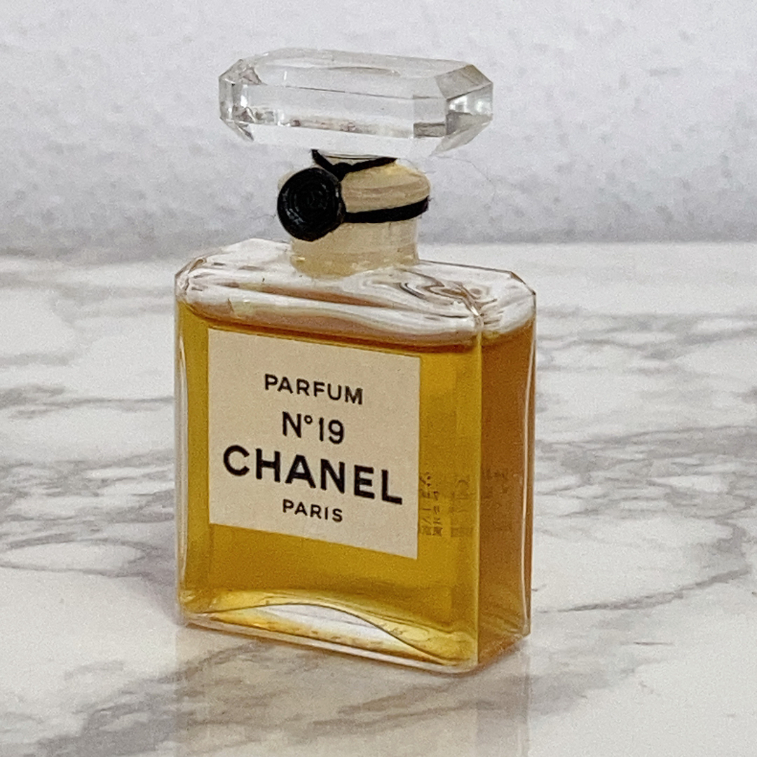 CHANEL - 美品 未使用 シャネル N°19 パルファム 7ml 香水の通販 by