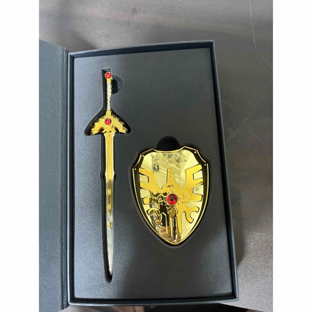 SQUARE ENIX - ドラクエ35周年メタリックアイテムズ『ロトの剣＆盾』の