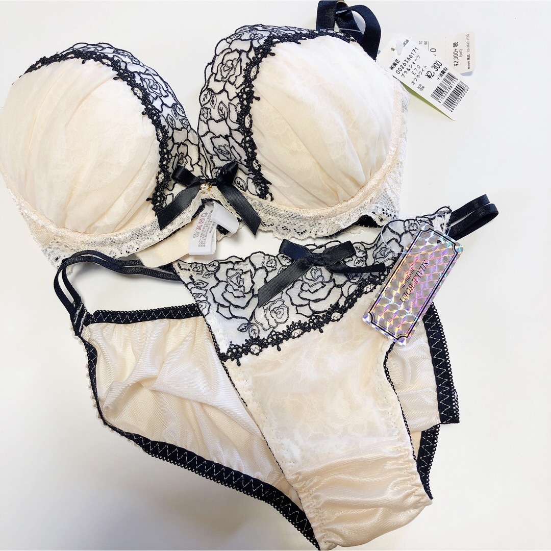 新品未使用 値札タグ付 ブラ&ショーツセットの通販 by いちご｜ラクマ