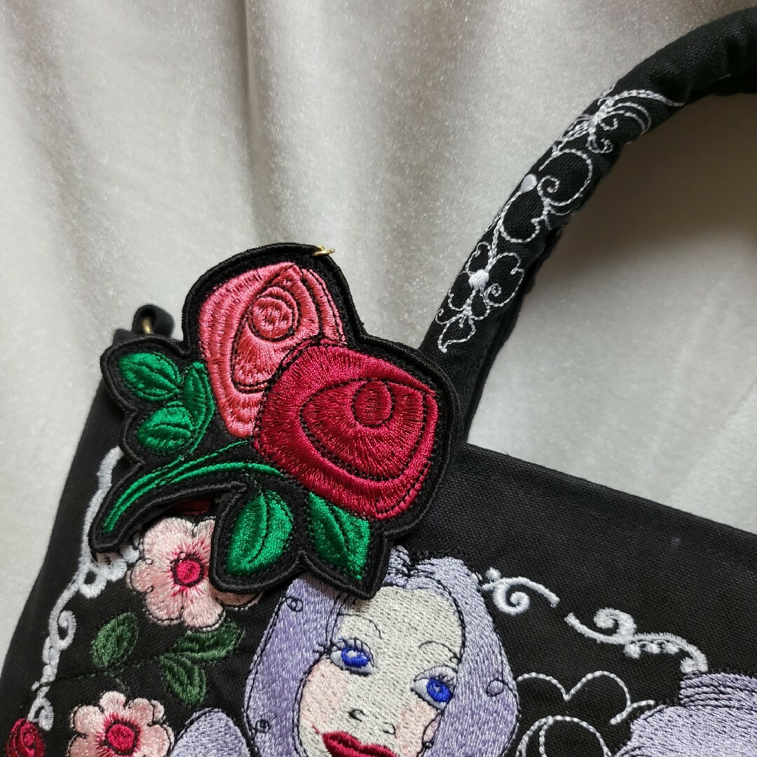 ロラライハリス♡フラワー型押し本革ブラック♡刺繍の肩掛けファスナー