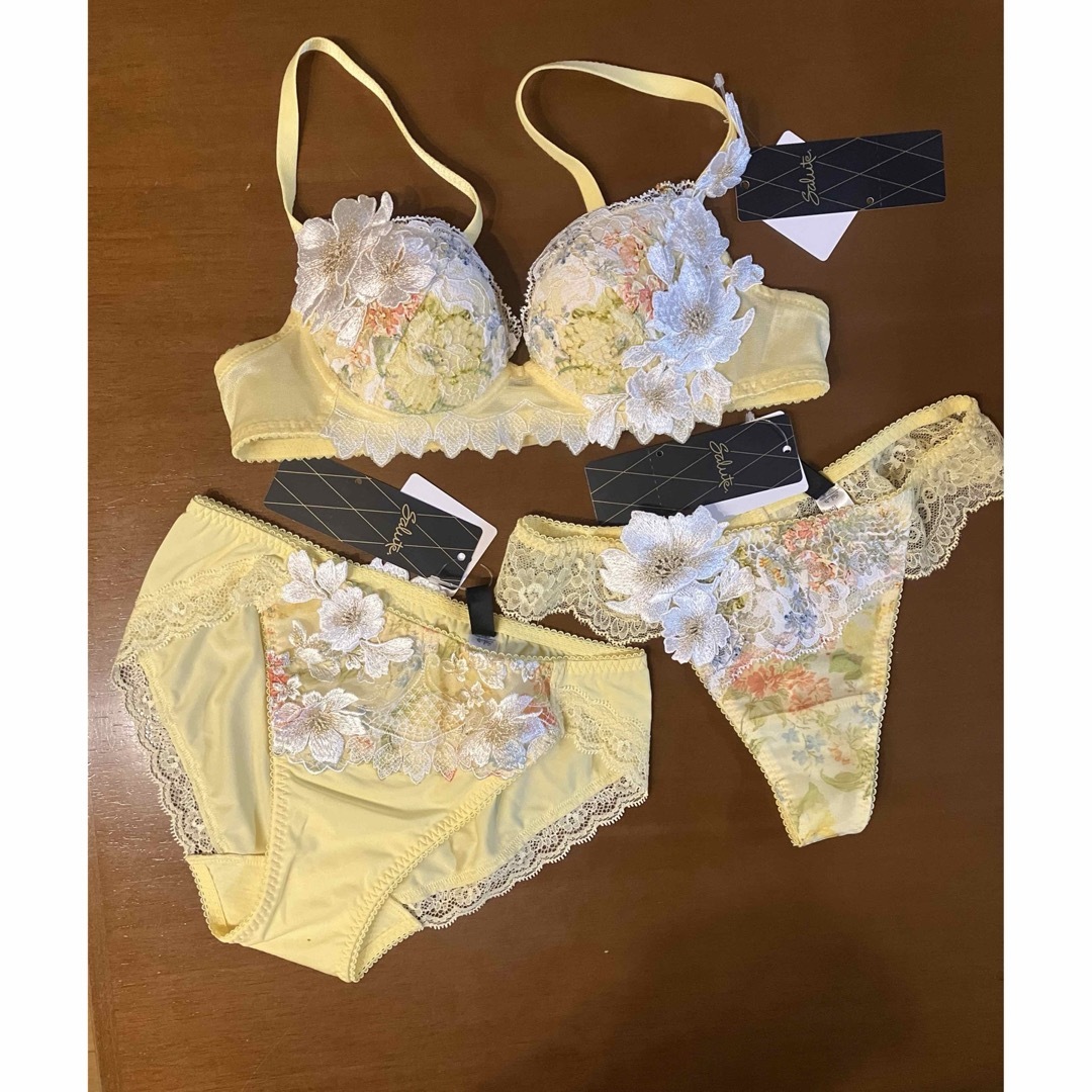 Wacoal - 新品未使用サルート 01グループ B70 YEブラ&ショーツ&ソング