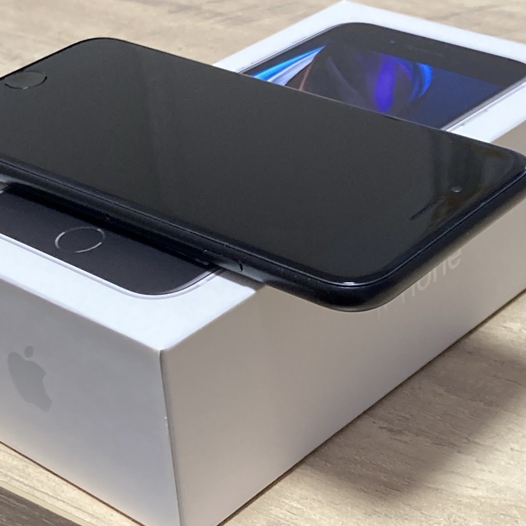 iphone SE 第二世代 64GB ブラックの通販 by にゃむ｜ラクマ