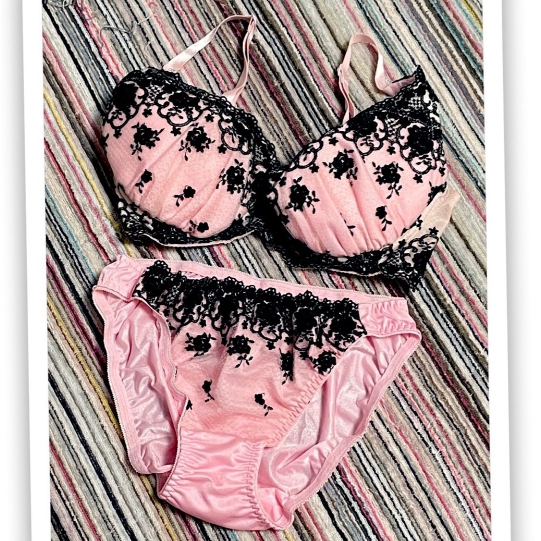 未使用 ピンク系 小悪魔 刺繍 ブラ ショーツ セット D70の通販 by ちよ