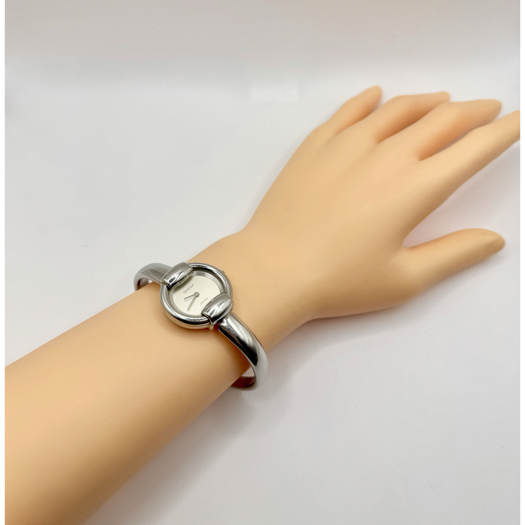 GUCCI - GUCCI グッチ 1400L シルバー文字盤 バングルウォッチラウンド