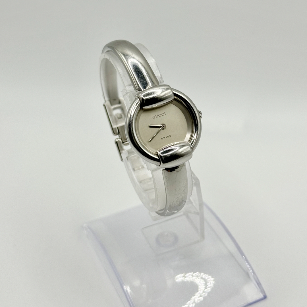 GUCCI - GUCCI グッチ 1400L シルバー文字盤 バングルウォッチラウンド