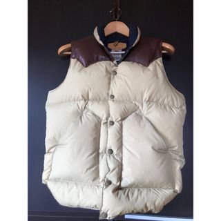 Rocky Mountain Featherbed（ダウンベスト ・ ベージュ系）のフリマ