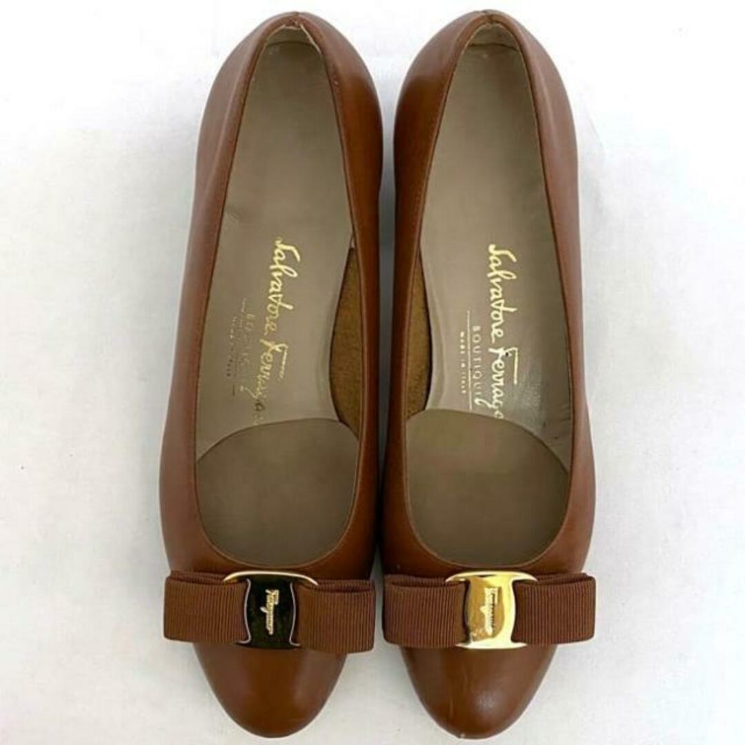 FERRAGAMO - サルヴァトーレ フェラガモ パンプス ブラウン ヴァラ DG
