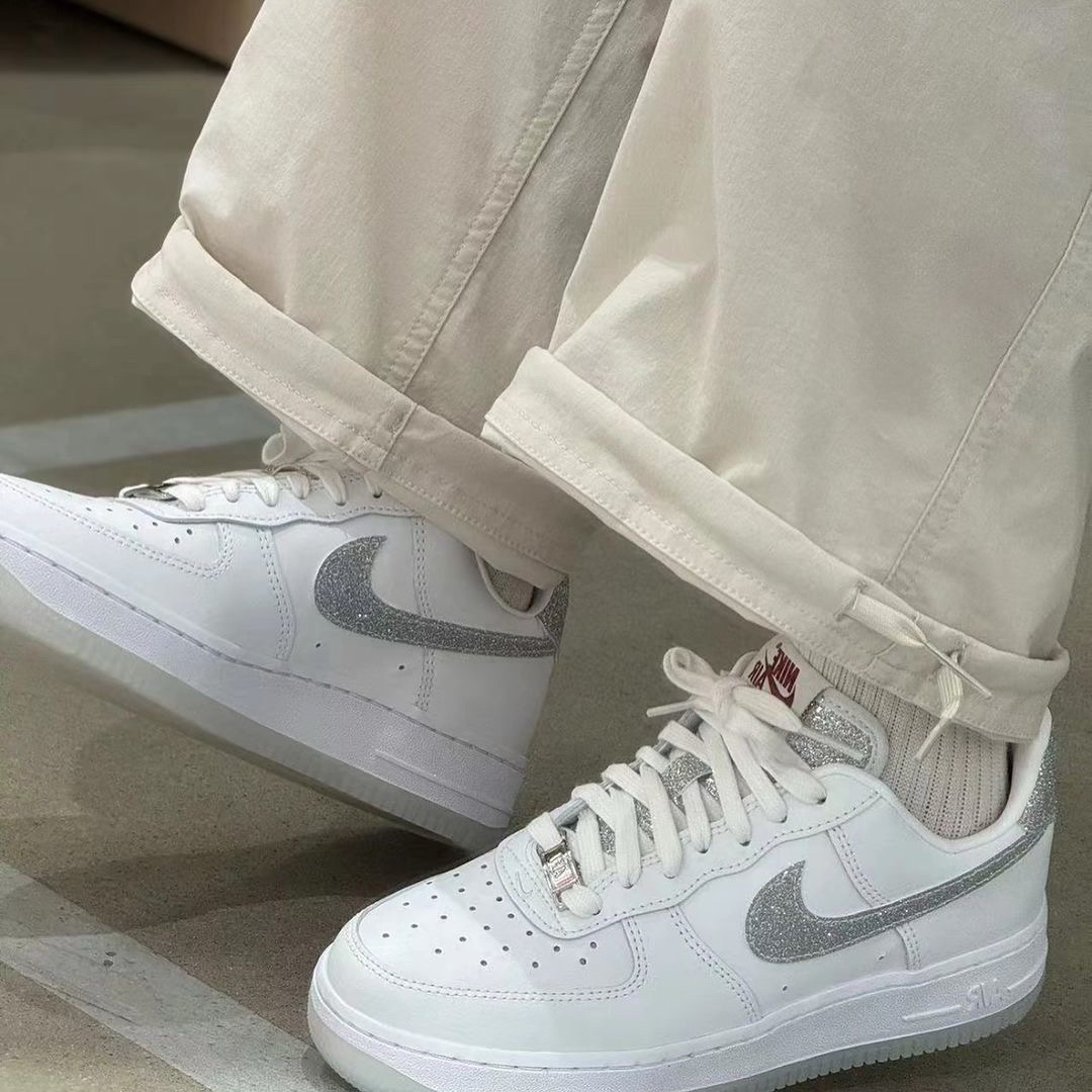 NIKE - 【新品24.5cm】NIKE W エアフォース1'07 ホワイト/シルバーの