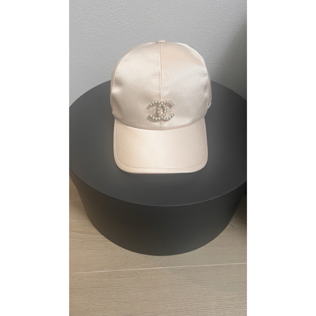 CHANEL（シャネル） キャップ ピンクベージュ パール付きCCロゴ サテン