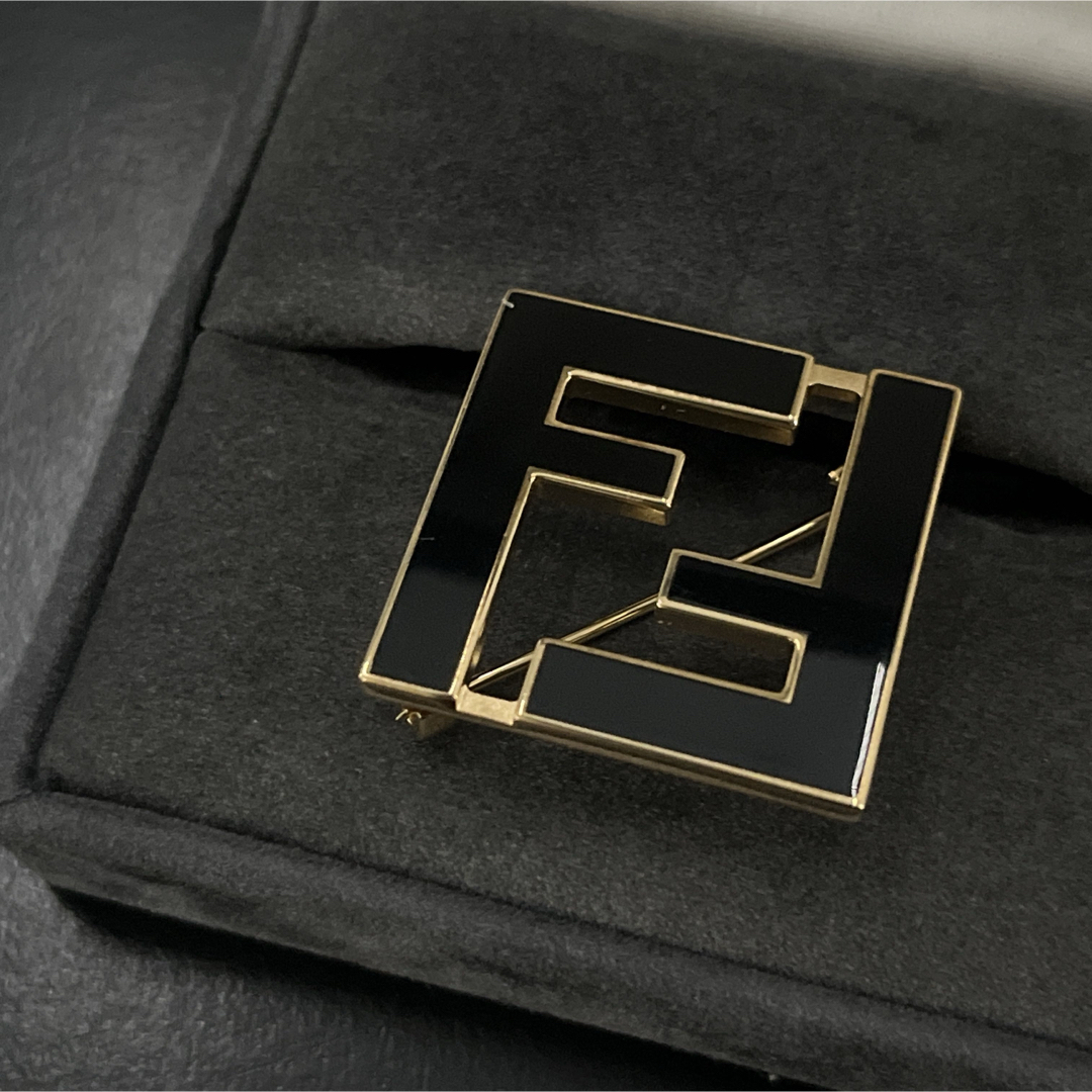 フェンディ ブローチ フォーエバー FFロゴ ブラックメタル ゴールド
