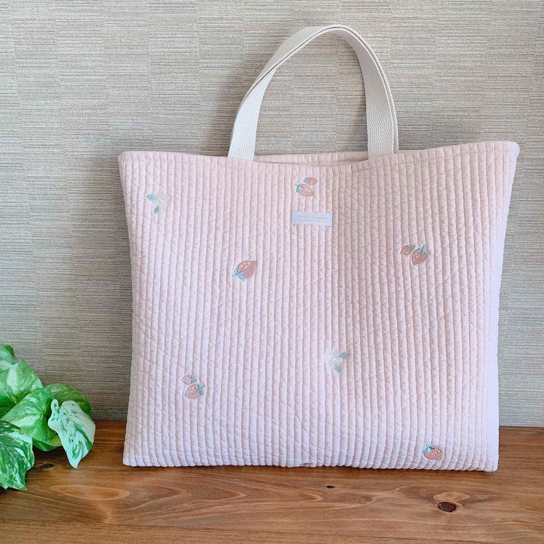 いちご 刺繍ヌビ レッスンバッグ マチありの通販 by nano and mii｜ラクマ