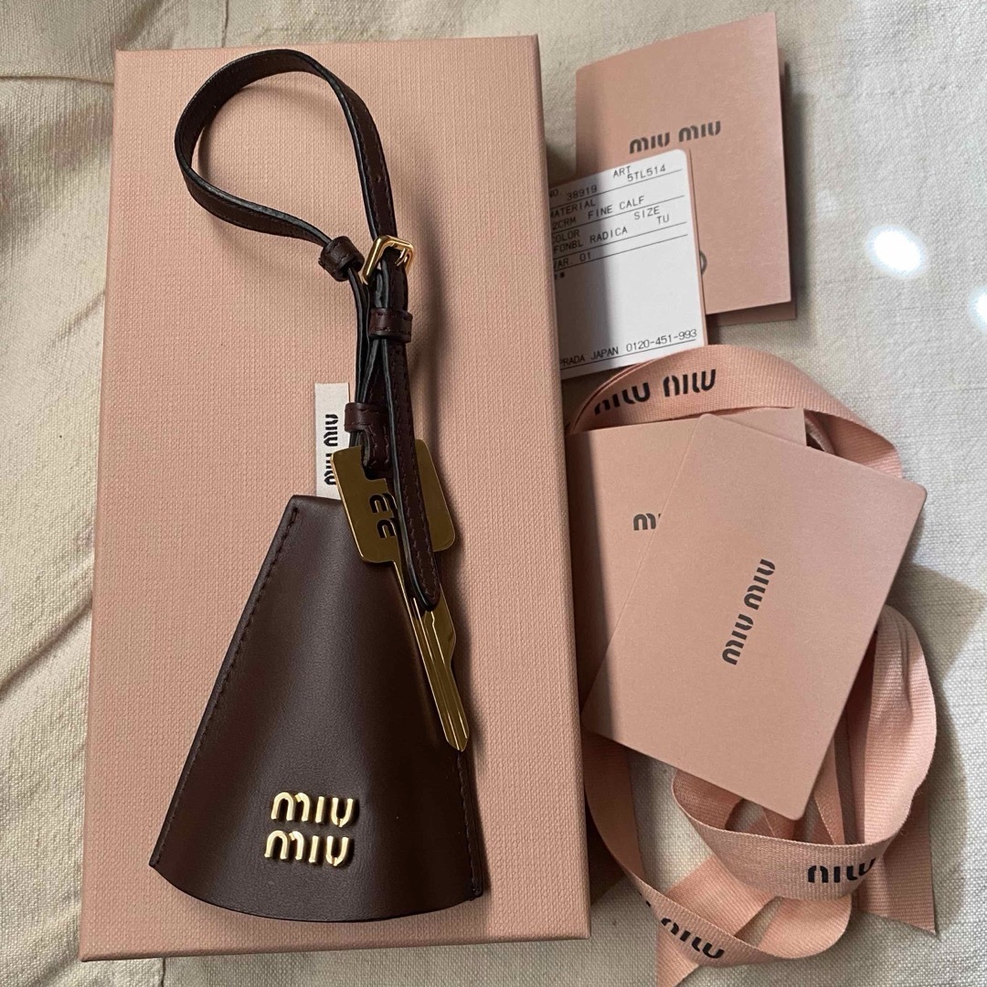 MIUMIU レザートリック バックチャーム キーホルダー ピンク×ブラウン