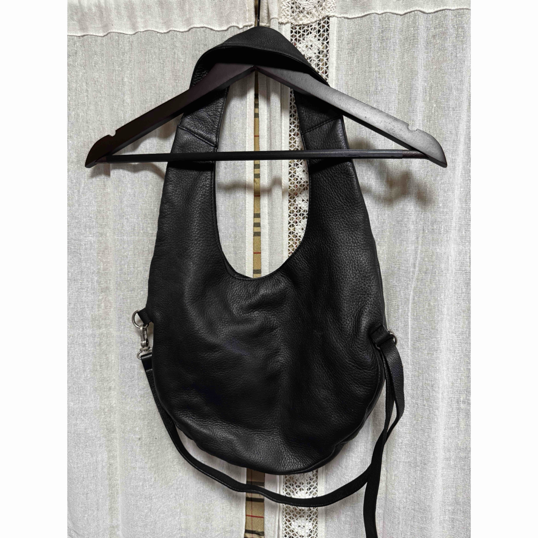 ヒロココシノ 黒のレザーショルダーバッグ(ひったくり防止紐付き)