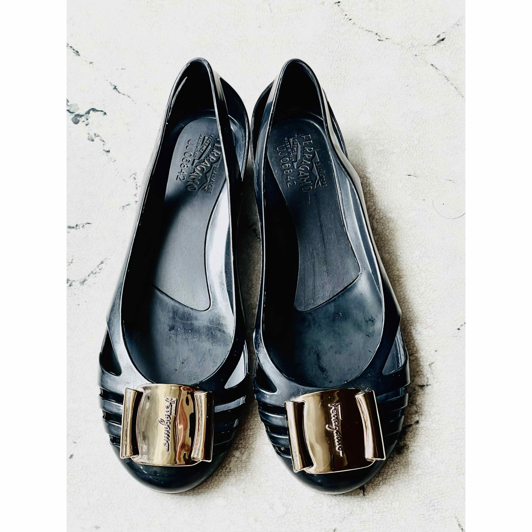 Salvatore Ferragamo - Ferragamo ラバーパンプス：ブラック24.5cmの