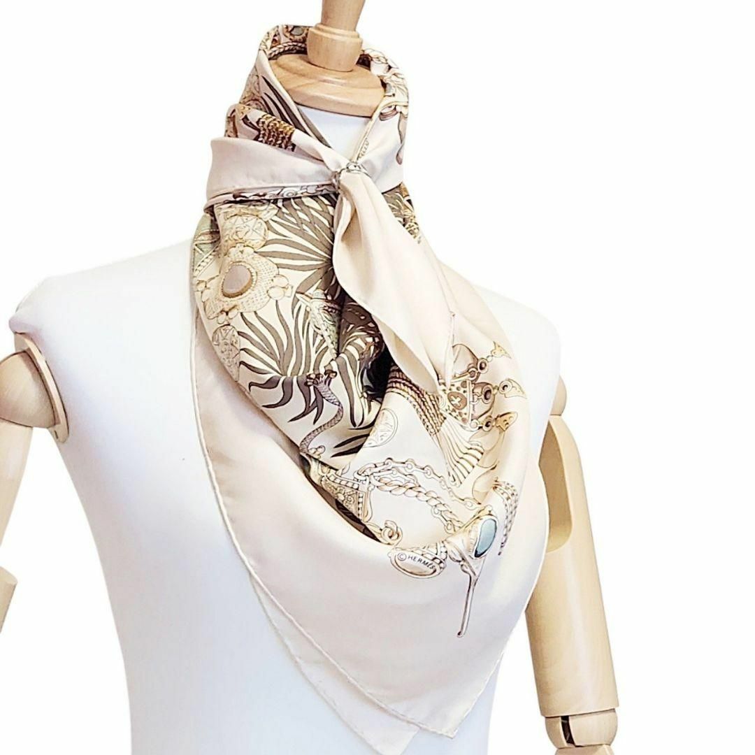HERMES - 【良品】エルメス 大判スカーフ《貴重な場所》カレ90 宝石柄