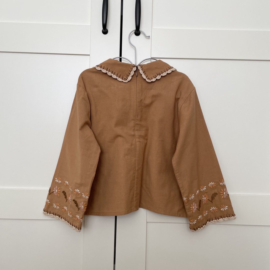 apolina 刺繍入り長袖シャツ 5-7Y apolina 刺繍入り長袖シャツ 5-7Y