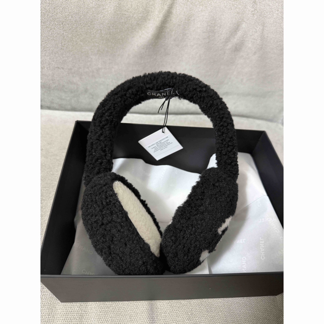 CHANEL - 値下げ！新品未使用 シャネル イヤーマフ 黒白 CCロゴ 25B