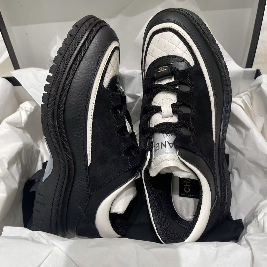 CHANEL - 値下げ！新品未使用 シャネル スニーカー 38 黒白 25B 超希少