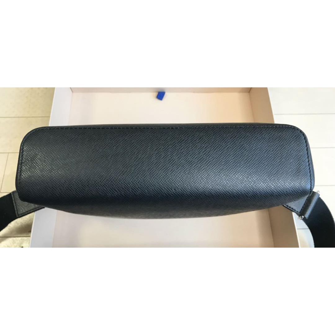 LOUIS VUITTON - Louis Vuitton Anton Taiga ショルダー PMの通販 by