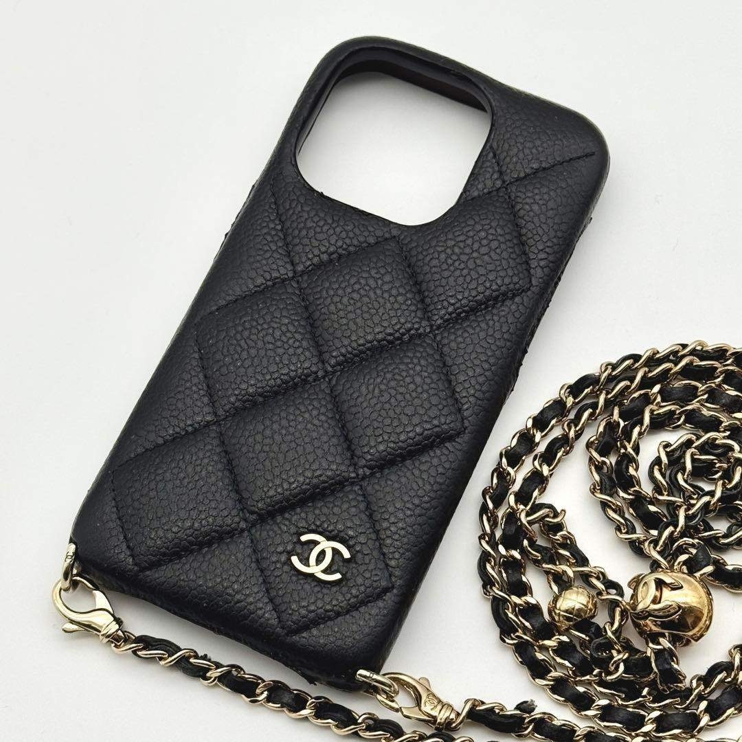 CHANEL - CHANEL キャビアスキン iPhone 15 Pro ケース レザーチェーン