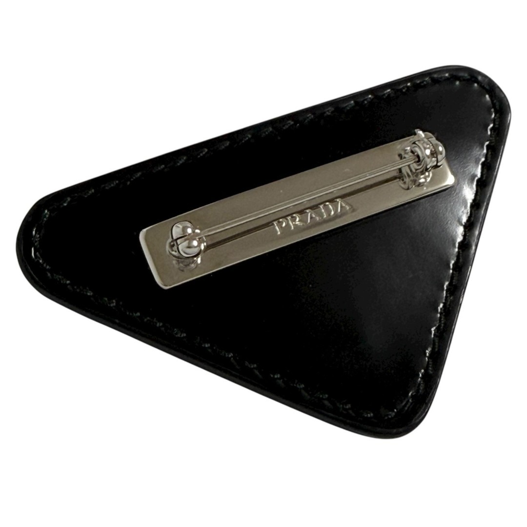 PRADA - プラダ メンズ トライアングル ロゴ ピン ブローチ バッジ