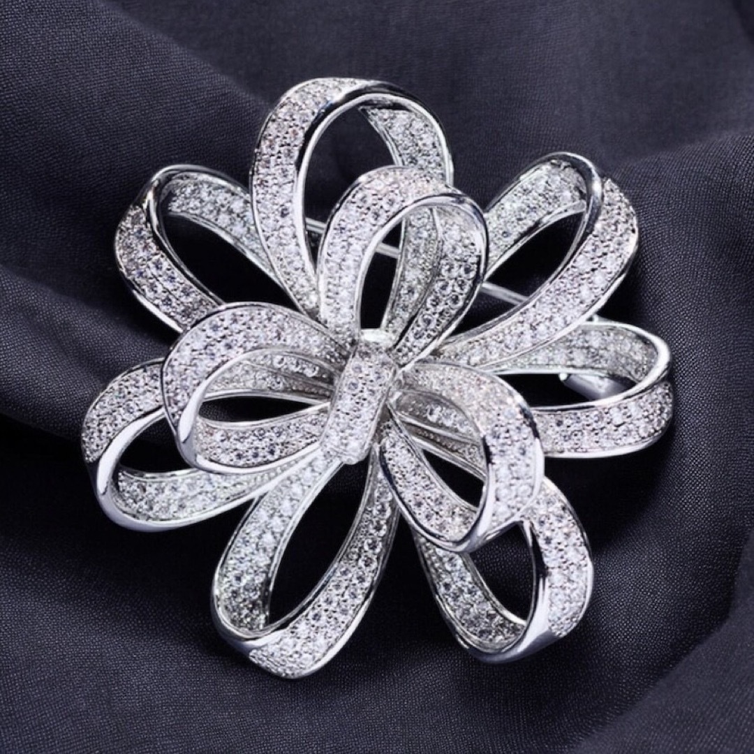 スワロフスキー ブローチ クリスタル カメリア コサージュの通販 by