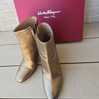 Salvatore Ferragamo（ブーツ ・ ゴールド/金色系）のフリマアイテム一覧