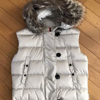 MONCLER（ダウンベスト ・ シルバー/銀色系）のフリマアイテム一覧