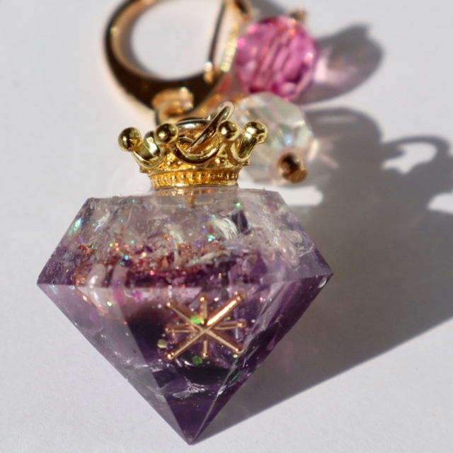 レジン オルゴナイト ダイヤ型チャーム ハンドメイドの通販 by あと