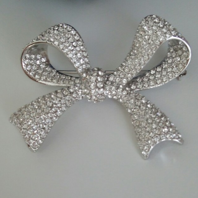 SWAROVSKI - KURI☆様専用商品 スワロフスキー ブローチ リボンの通販