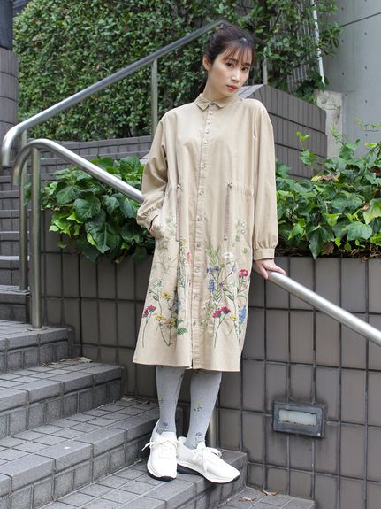 ソフトコーデュロイスタンディングフラワー刺繍シャツワンピース(前